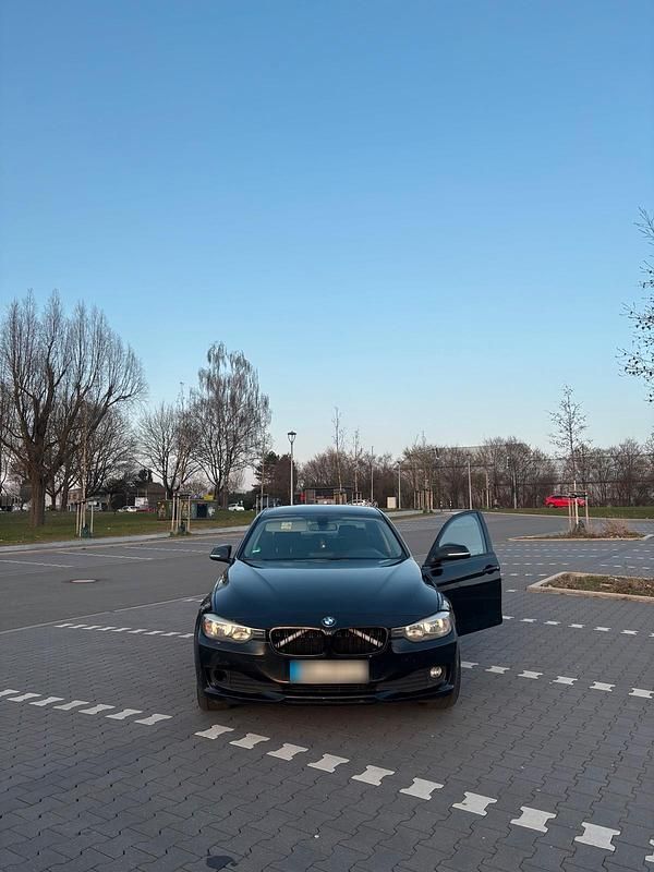 Gebraucht BMW 318 143 PS (105 kW) 2013 Schwarz Limousine