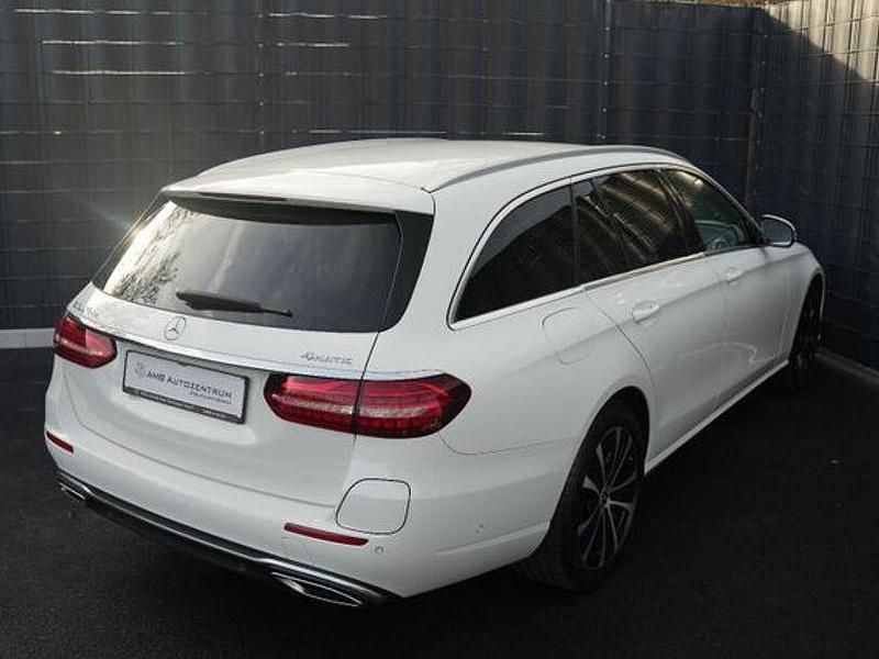 Gebraucht Mercedes E300 194 PS (142 kW) 2022 Weiß Limousine