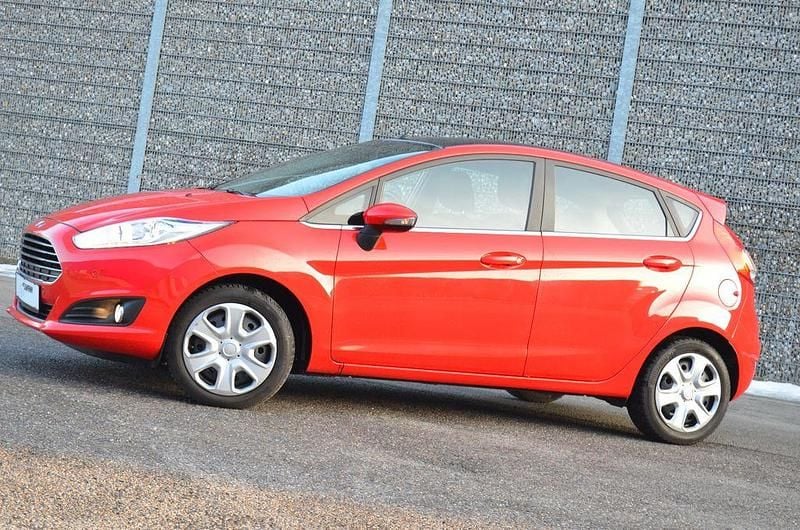 Rot Gebraucht 2016 Ford Fiesta Titanium Limousine | 9.580 € (Fairer Preis) - Bild 1/4