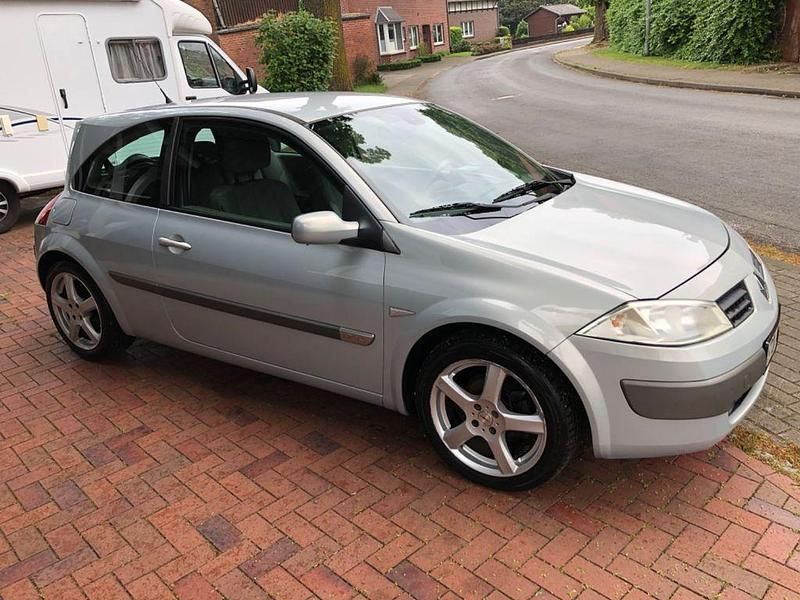Silber Gebraucht 2003 Renault Mégane II Limousine | 2.900 € - Bild 1/4