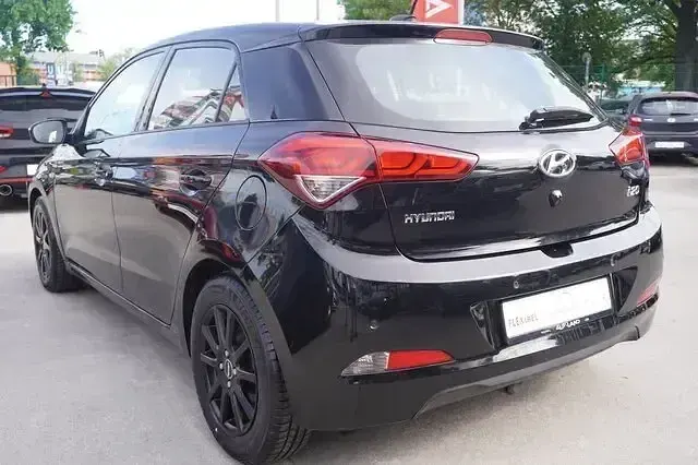 Gebraucht Hyundai i20 Trend 84 PS (61 kW) 2018 Schwarz Limousine
