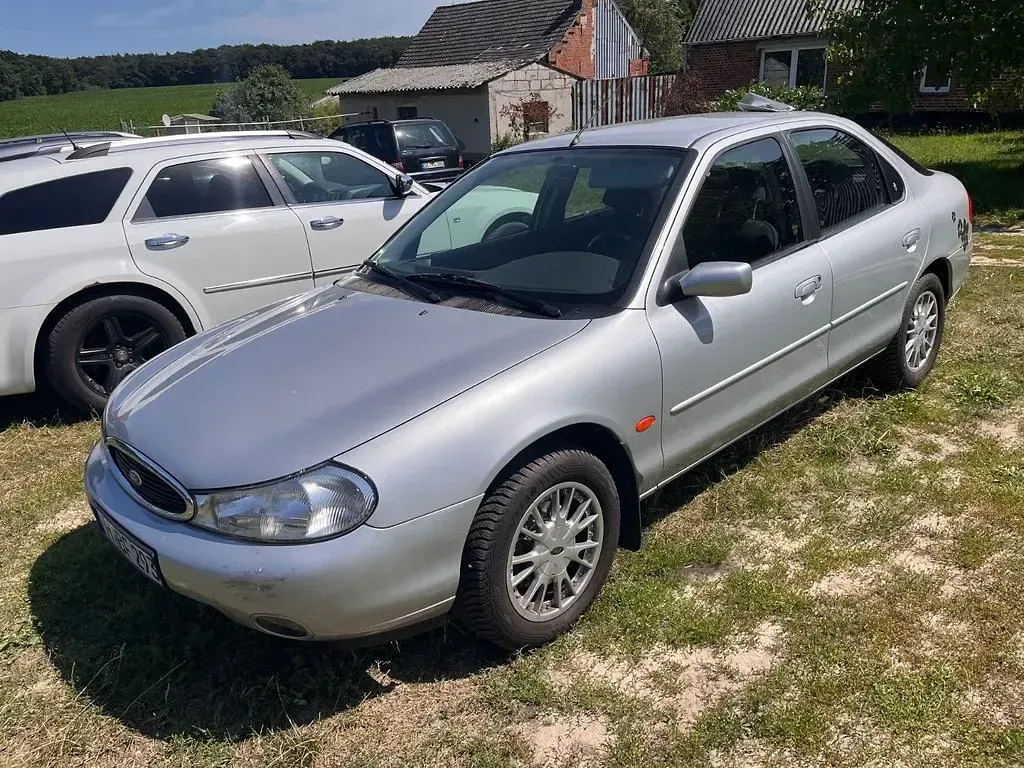 Gebraucht Ford Mondeo Ghia 116 PS (85 kW) 1999 Silber Limousine