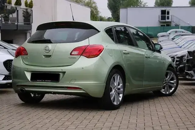 Usata Opel Astra Edition 140 CV (102 kW) 2012 Fresh mint Berlina