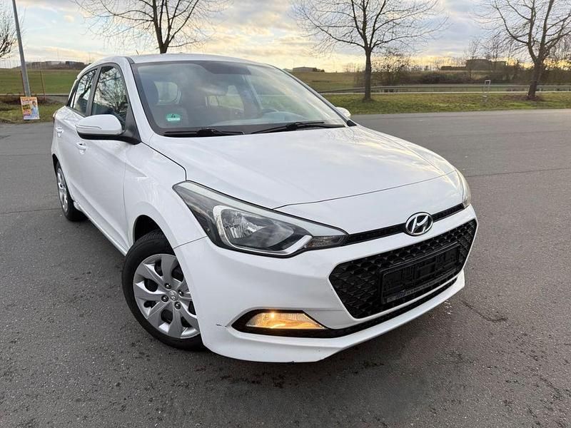 Weiß Gebraucht 2015 Hyundai i20 GO! Limousine | 5.799 € (Fairer Preis) - Bild 1/4