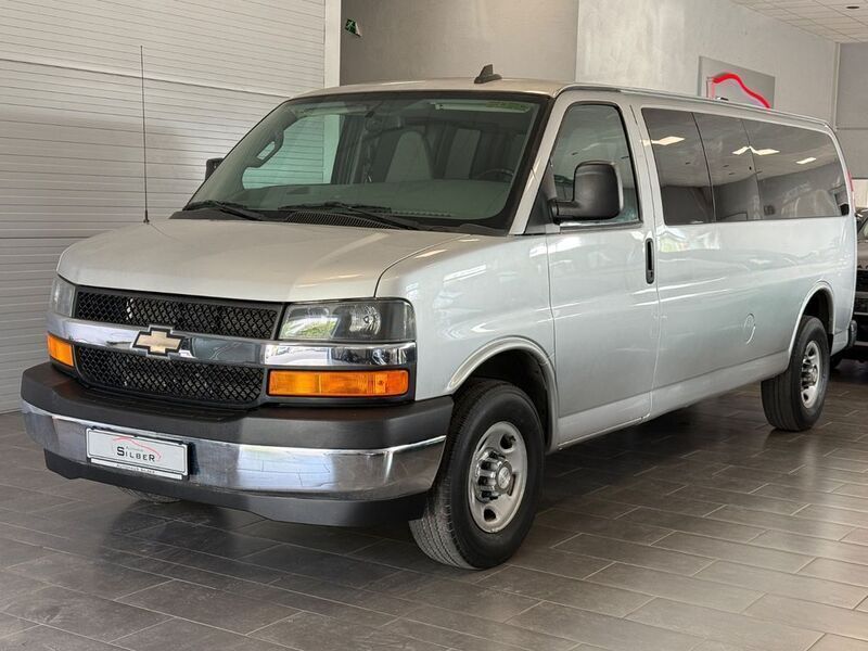 Silber Gebraucht 2017 Chevrolet Express Van / Kleinbus | 31.800 € - Bild 1/4