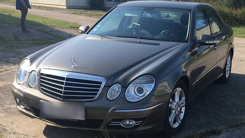 Gebraucht Mercedes E220 Avantgarde 170 PS (125 kW) 2007 Andere farben Limousine