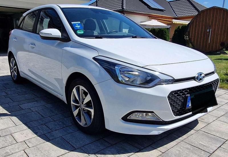 Weiß Gebraucht 2015 Hyundai i20 Trend Limousine | 7.500 € (Fairer Preis) - Bild 1/4
