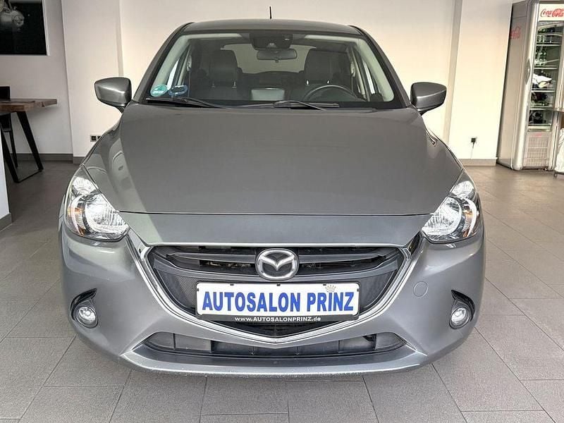 Grau Gebraucht 2015 Mazda 2 Limousine | 10.490 € (Fairer Preis) - Bild 1/4