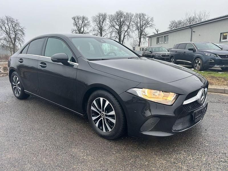 Gebraucht Mercedes A180 116 PS (85 kW) 2020 Schwarz Limousine