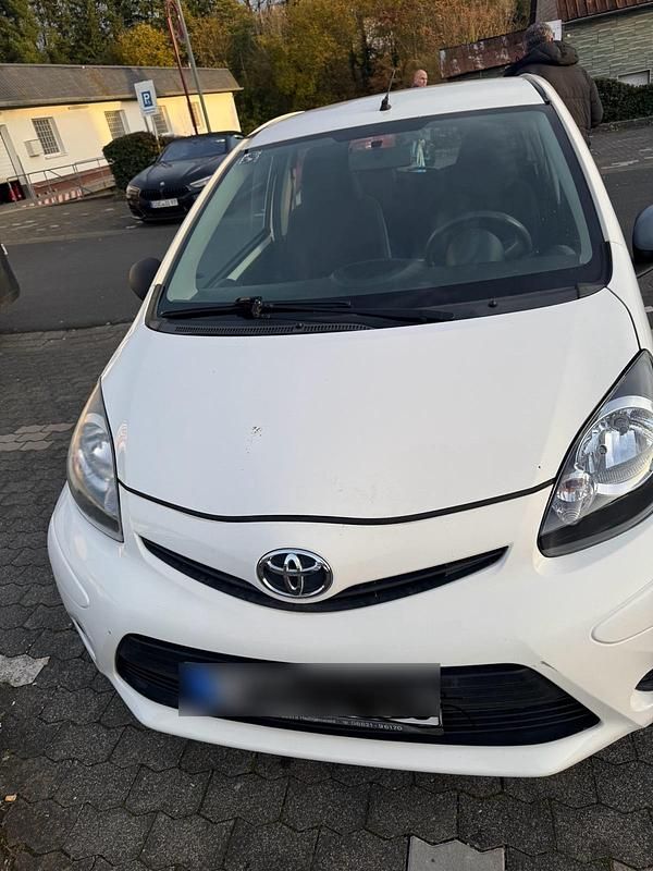 Weiß Gebraucht 2012 Toyota Aygo Kleinwagen | 1.990 € (Guter Preis) - Bild 1/4