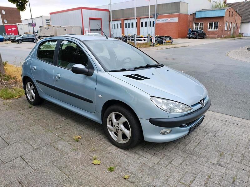 Blau Gebraucht 2004 Peugeot 206 Limousine | 1.650 € - Bild 1/4