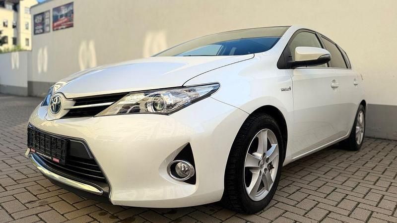 Weiß Gebraucht 2015 Toyota Auris Hybrid Edition Limousine | 10.999 € (Fairer Preis) - Bild 1/4