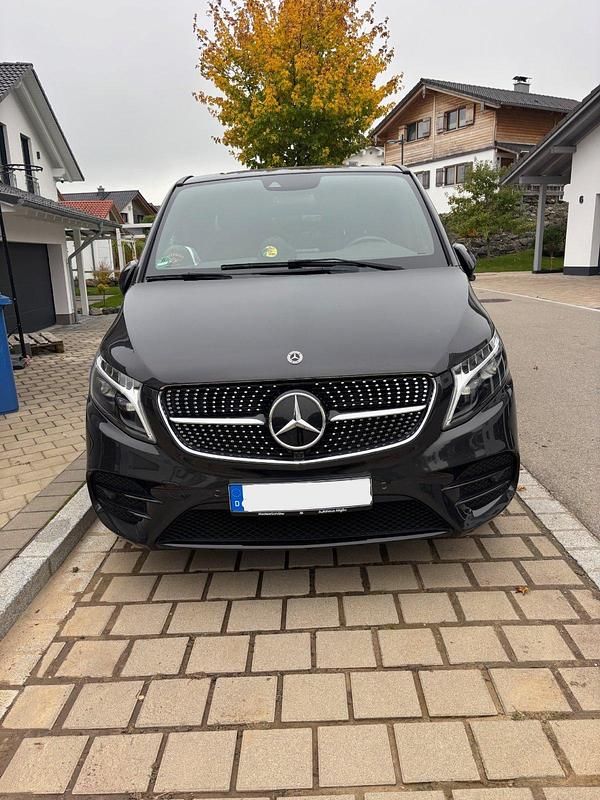 Grau Gebraucht 2024 Mercedes V220 AMG Van / Kleinbus | 57.500 € (Fairer Preis) - Bild 1/4