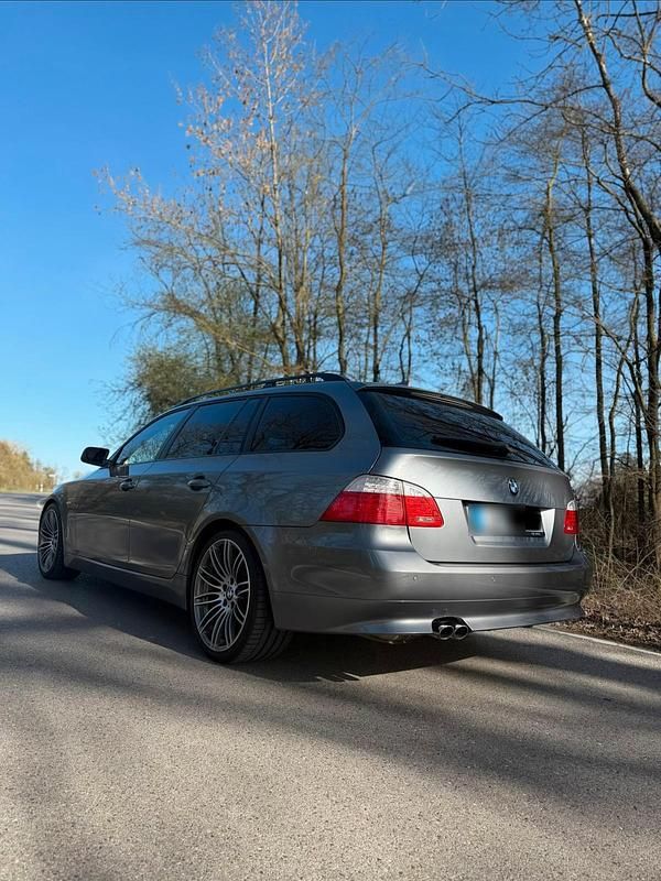 Gebraucht BMW 525 197 PS (144 kW) 2007 Grau Kombi