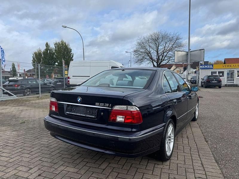 Gebraucht BMW 523 170 PS (125 kW) 1998 Blau Limousine
