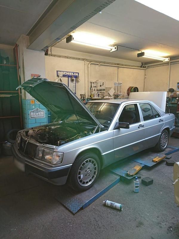 Gebraucht Mercedes 190 132 PS (97 kW) 1998 Silber Limousine