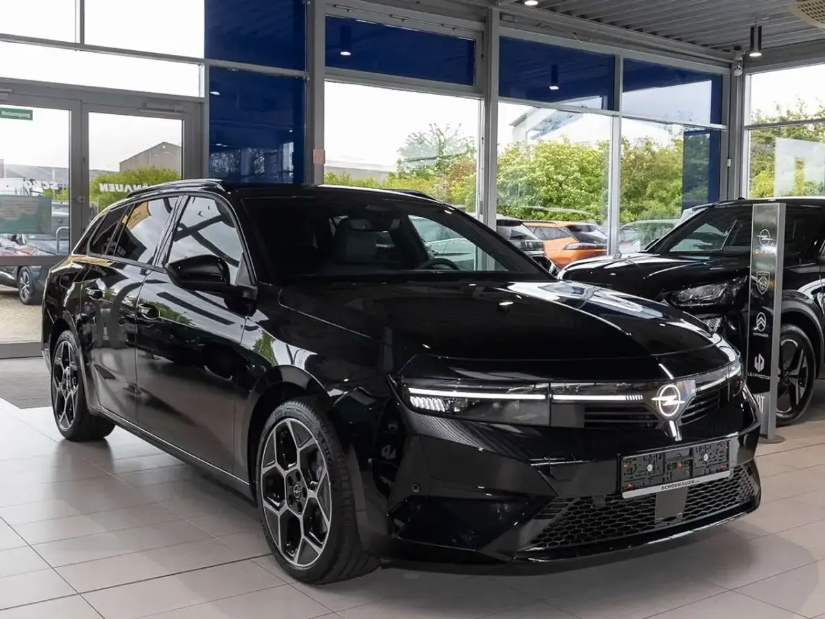 Neu Opel Astra Ultimate 131 PS (96 kW) 2026 Schwarz Kombi