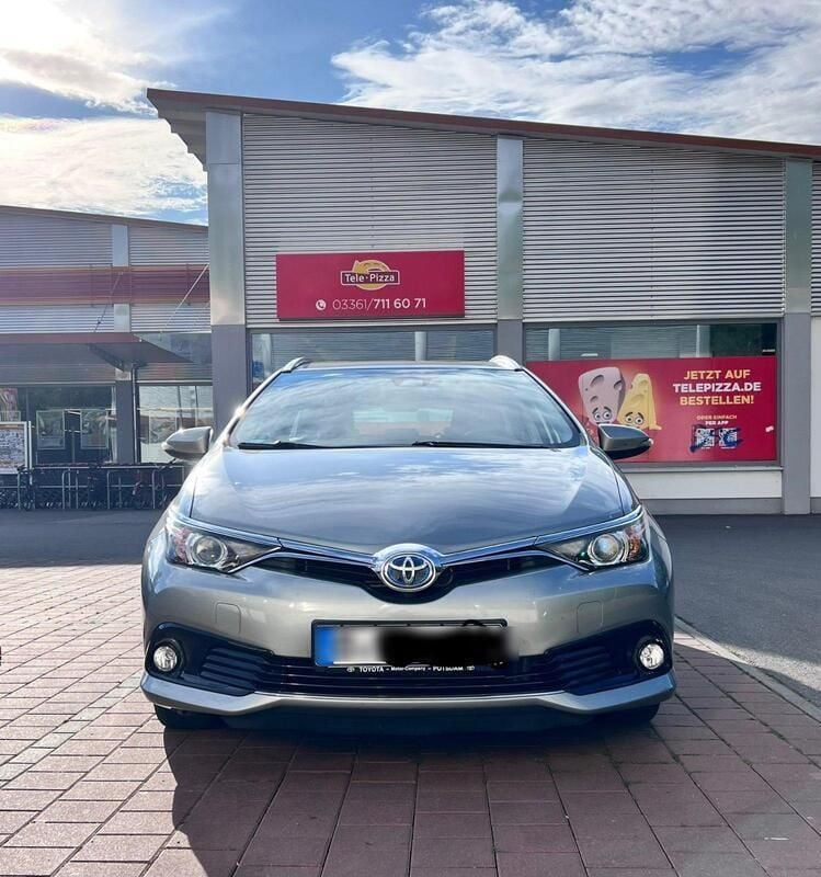 Grau Gebraucht 2018 Toyota Auris Hybrid Limousine | 13.950 € (Fairer Preis) - Bild 1/4