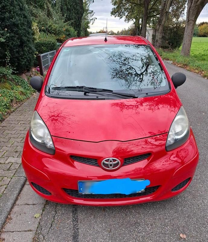 Rot Gebraucht 2009 Toyota Aygo Kleinwagen | 1.600 € (Superpreis) - Bild 1/4