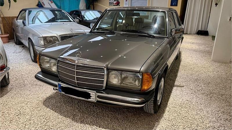 Grau Gebraucht 1984 Mercedes E230 Limousine | 19.999 € - Bild 1/4