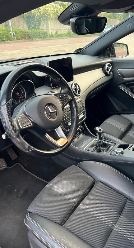Schwarz Gebraucht 2019 Mercedes CLA200 Limousine | 20.500 € (Guter Preis) - Bild 1/4