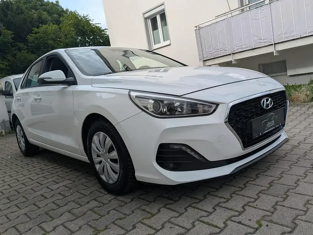 Gebraucht Hyundai i30 Select 120 PS (88 kW) 2020 Polar white Limousine