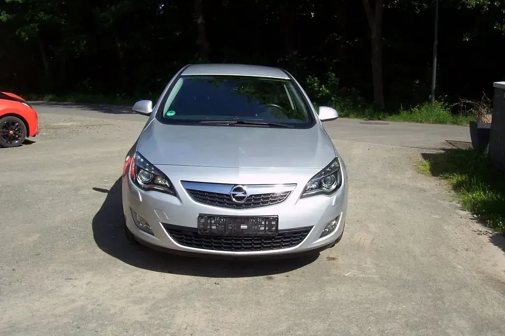 Używany Opel Astra Innovation 140 KM (102 kW) 2011 Srebrny Sedan/Limuzyna