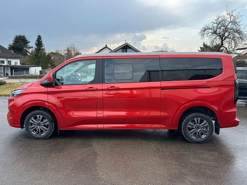 Neu Ford Tourneo Titanium 170 PS (125 kW) 2026 Rot Van / Kleinbus