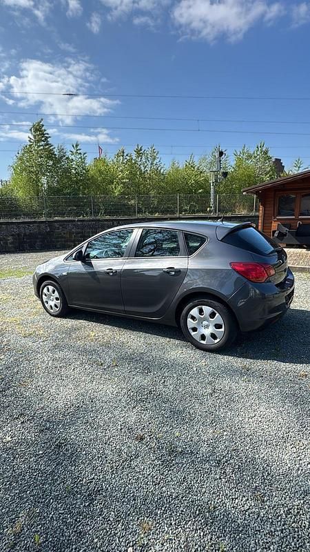 Gebraucht Opel Astra 101 PS (74 kW) 2013 Grau Limousine