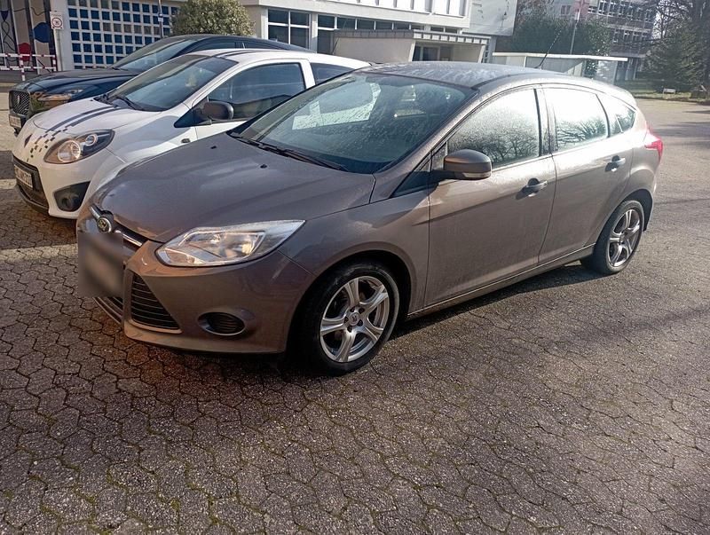 Gebraucht Ford Focus 100 PS (73 kW) 2014 Braun Limousine