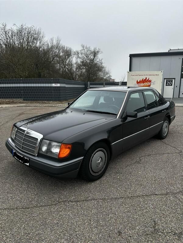 Grau Gebraucht 1992 Mercedes E200 Limousine | 9.500 € - Bild 1/4