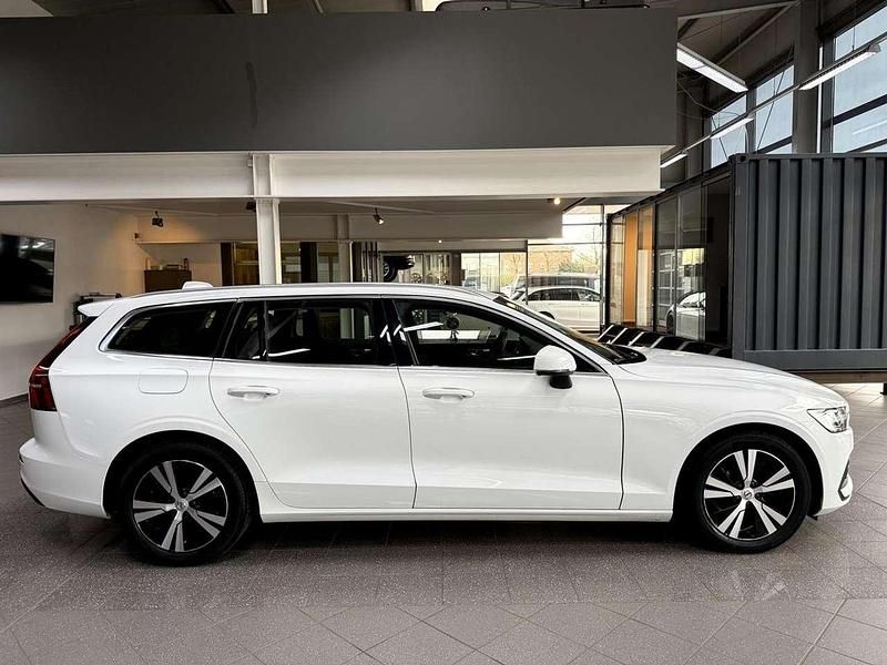 Gebraucht Volvo V60 Momentum 197 PS (144 kW) 2020 Ice white, solid / solid Kombi