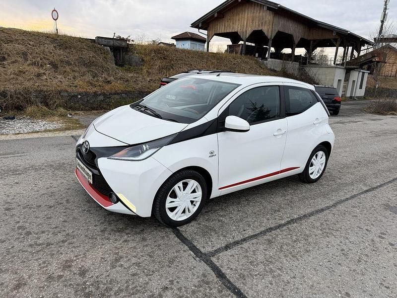 Weiß Gebraucht 2016 Toyota Aygo X-play Kleinwagen | 6.500 € (Guter Preis) - Bild 1/4
