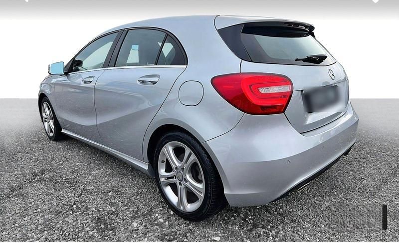 Silber Gebraucht 2015 Mercedes 200 Kleinwagen | 11.999 € - Bild 1/4