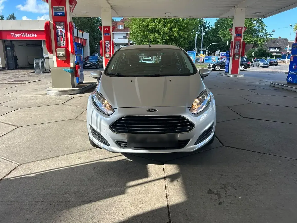 Gebraucht Ford Fiesta Trend 95 PS (69 kW) 2013 Silber Kleinwagen