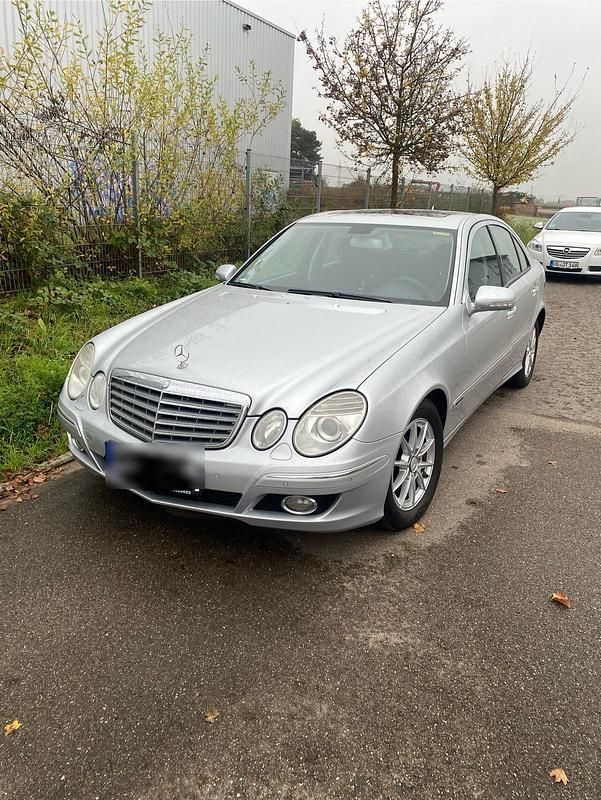 Silber Gebraucht 2009 Mercedes E220 Limousine | 6.200 € (Superpreis) - Bild 1/4