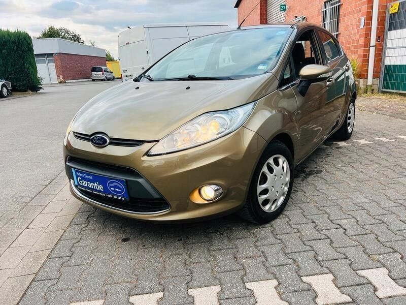 Andere außenfarben Gebraucht 2012 Ford Fiesta Titanium Kleinwagen | 4.990 € - Bild 1/4