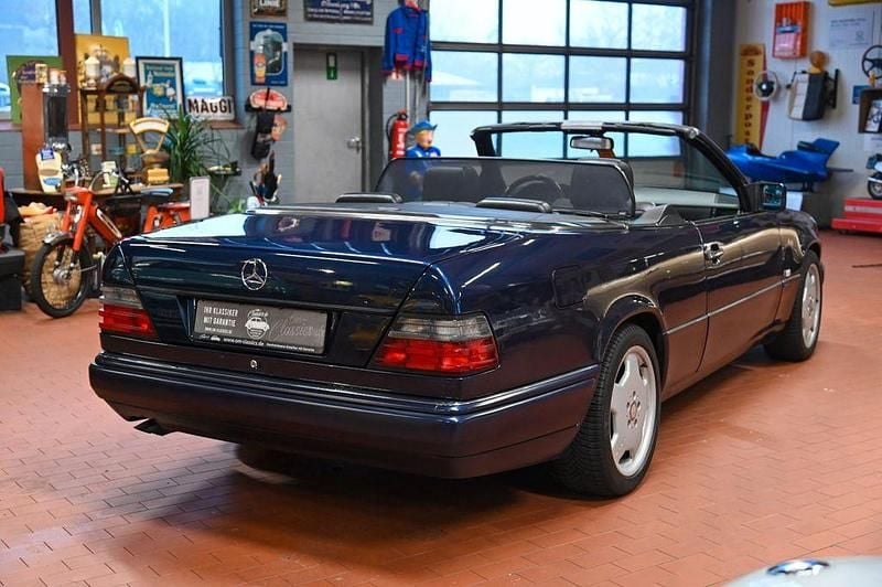 Gebraucht Mercedes E320 Edition 220 PS (161 kW) 1997 Blau Cabrio