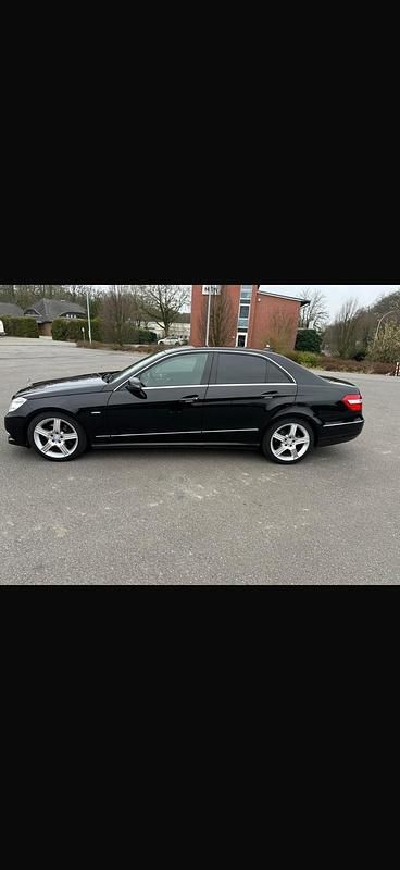 Gebraucht Mercedes E350 265 PS (194 kW) 2011 Schwarz Limousine