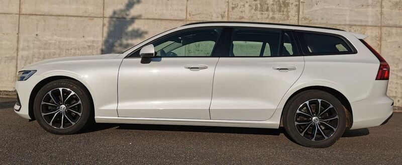 Weiß Gebraucht 2019 Volvo V60 Momentum Kombi | 20.700 € (Superpreis) - Bild 1/4
