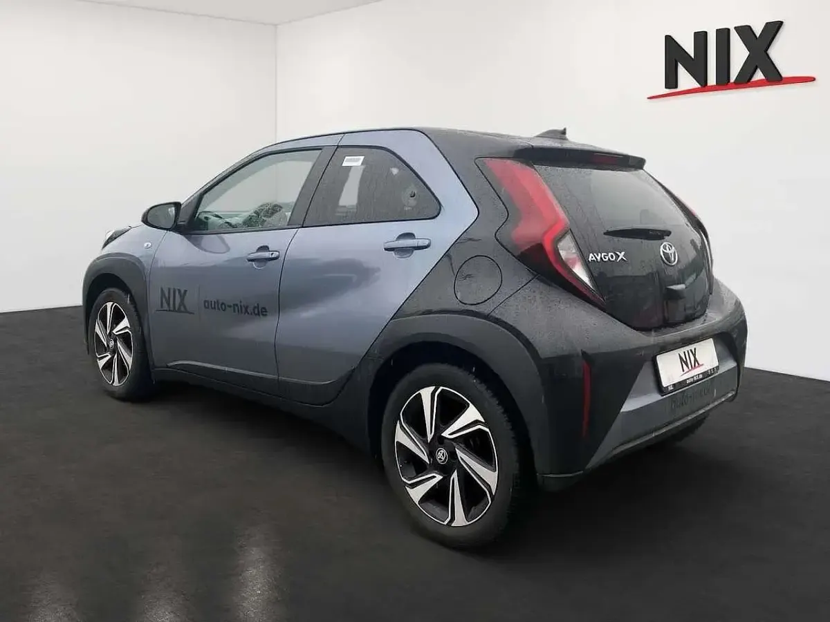 Gebraucht Toyota Aygo X 72 PS (52 kW) 2025 Celestite grey / black mica SUV