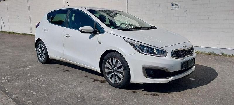 Gebraucht Kia Ceed DREAM-TEAM Edition 136 PS (100 kW) 2016 Weiß Kleinwagen