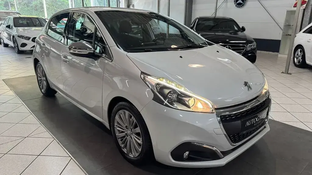 Gebraucht Peugeot 208 Allure 110 PS (80 kW) 2016 Weiß Kleinwagen