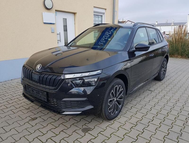 Moon weiß metallic Neu 2024 Skoda Kamiq Monte Carlo SUV | 27.410 € (Superpreis) - Bild 1/4