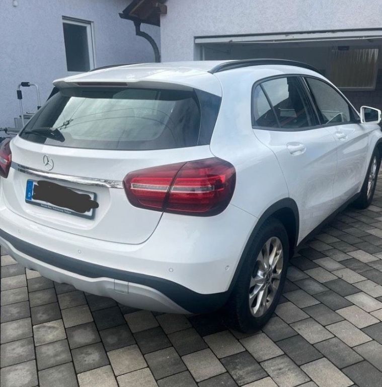 Weiß Gebraucht 2018 Mercedes GLA200 SUV | 18.900 € (Superpreis) - Bild 1/4