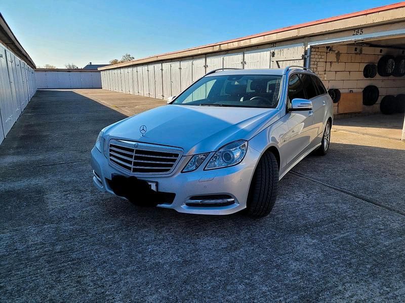 Silber Gebraucht 2011 Mercedes E200 Avantgarde Kombi | 10.500 € (Guter Preis) - Bild 1/4