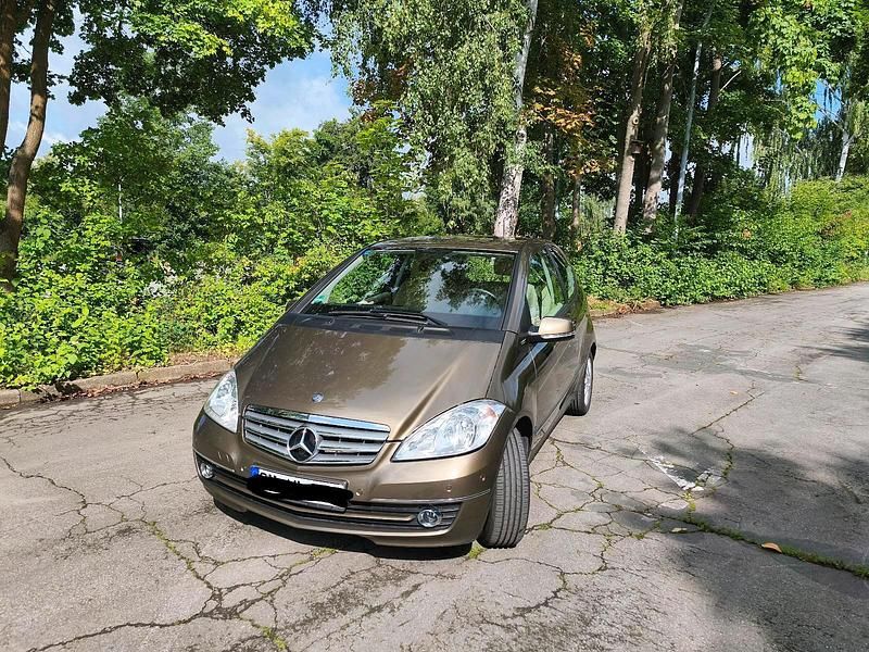 Braun Gebraucht 2009 Mercedes 170 Elegance Coupé | 5.150 € - Bild 1/4