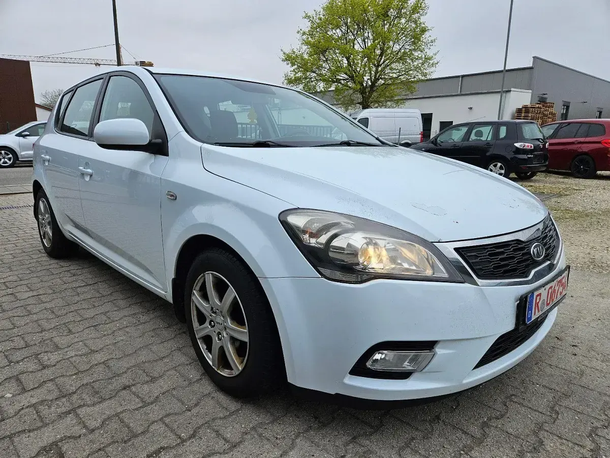 Gebraucht Kia Ceed 105 PS (77 kW) 2012 Weiß Kleinwagen