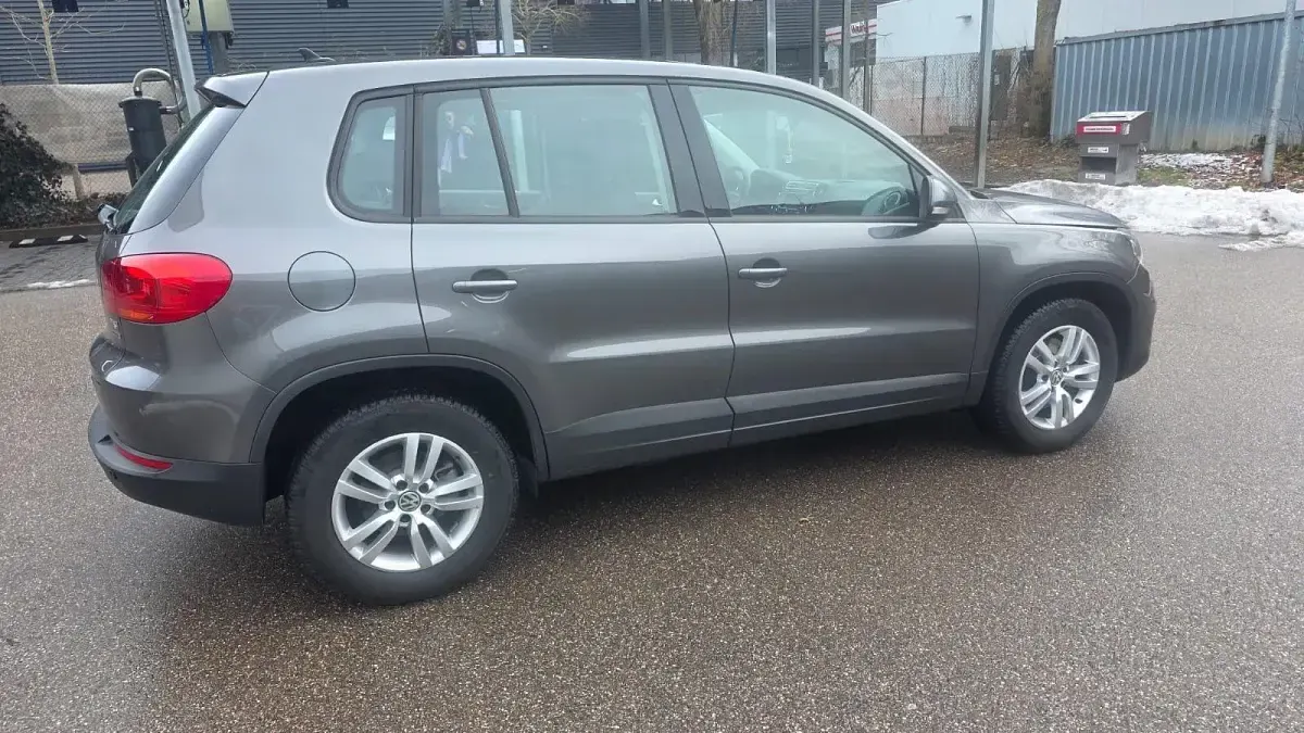 Gebraucht VW Tiguan Trendline 125 PS (91 kW) 2014 Grau SUV