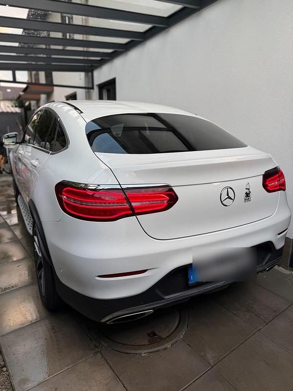Weiß Gebraucht 2017 Mercedes GLC250 AMG line Coupé | 33.400 € (Teuer) - Bild 1/4